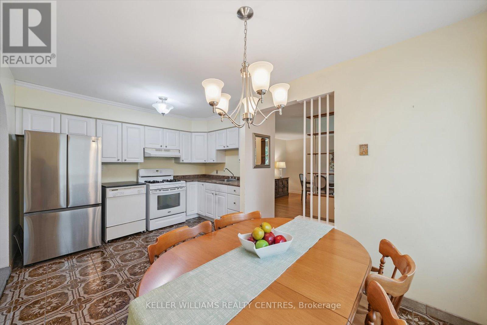 Photo 14 of 29 Seaton Drive, Aurora ON