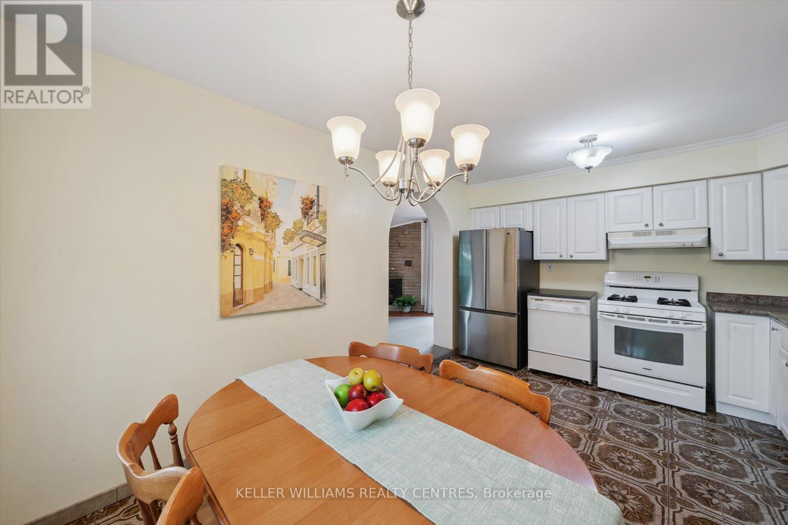 Photo 15 of 29 Seaton Drive, Aurora ON