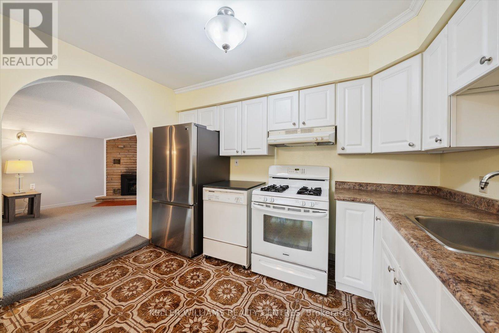 Photo 16 of 29 Seaton Drive, Aurora ON