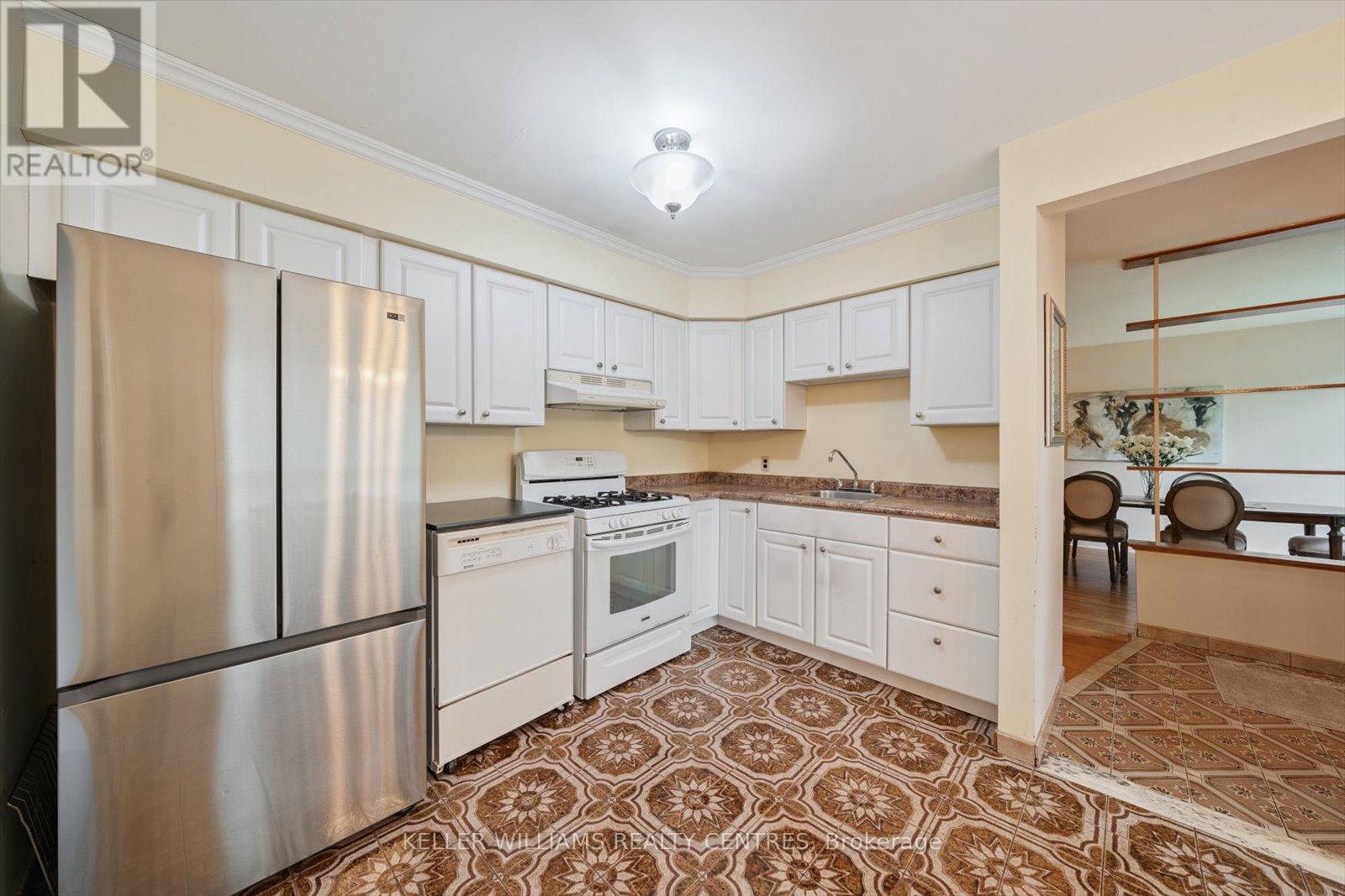 Photo 17 of 29 Seaton Drive, Aurora ON