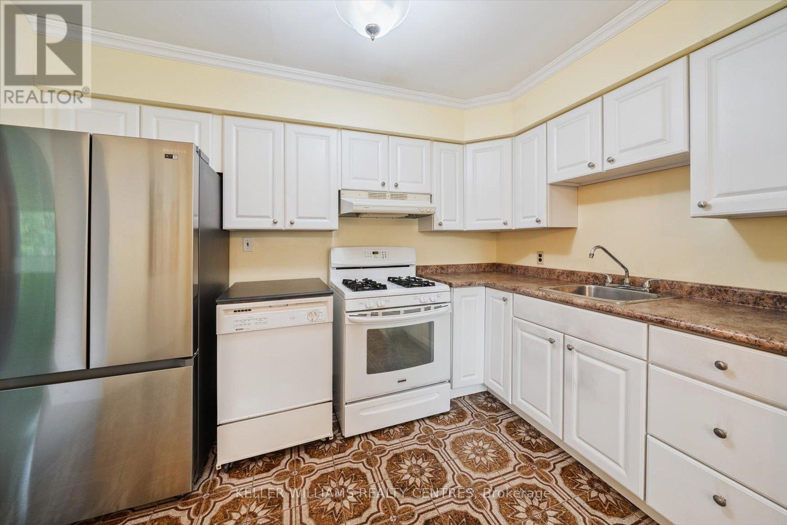 Photo 18 of 29 Seaton Drive, Aurora ON