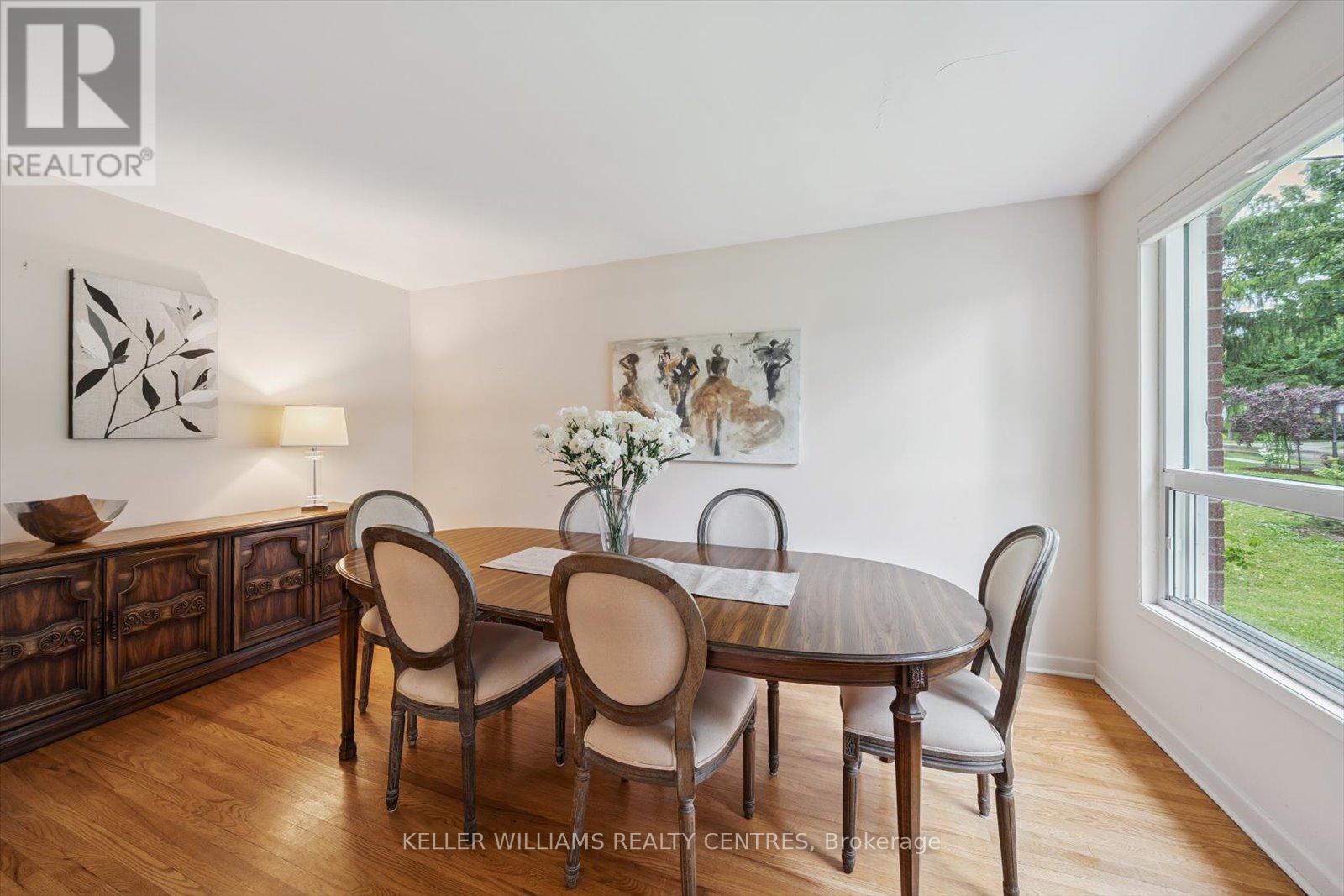 Photo 21 of 29 Seaton Drive, Aurora ON
