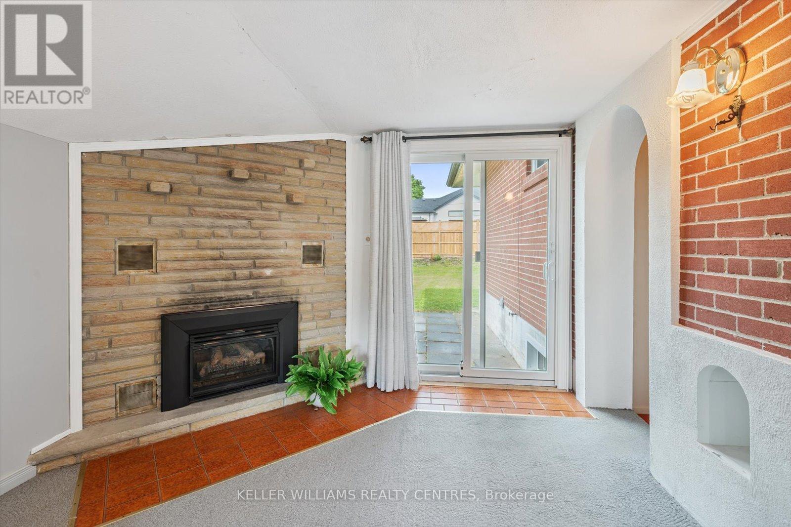 Photo 25 of 29 Seaton Drive, Aurora ON