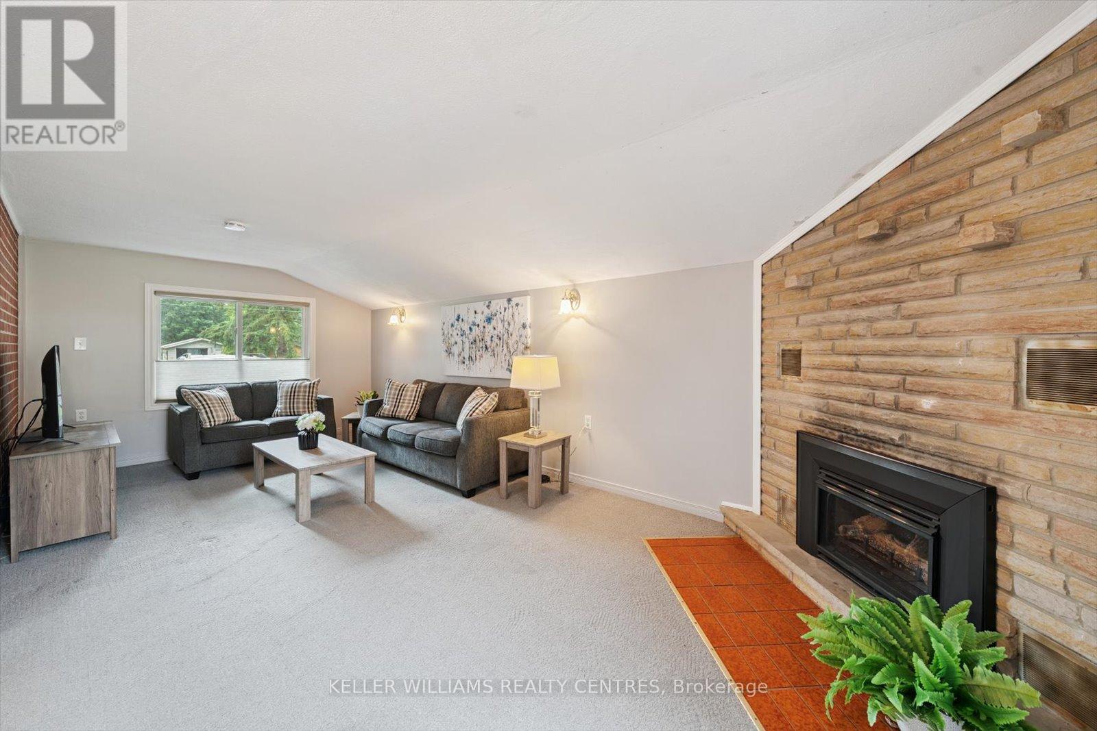 Photo 26 of 29 Seaton Drive, Aurora ON