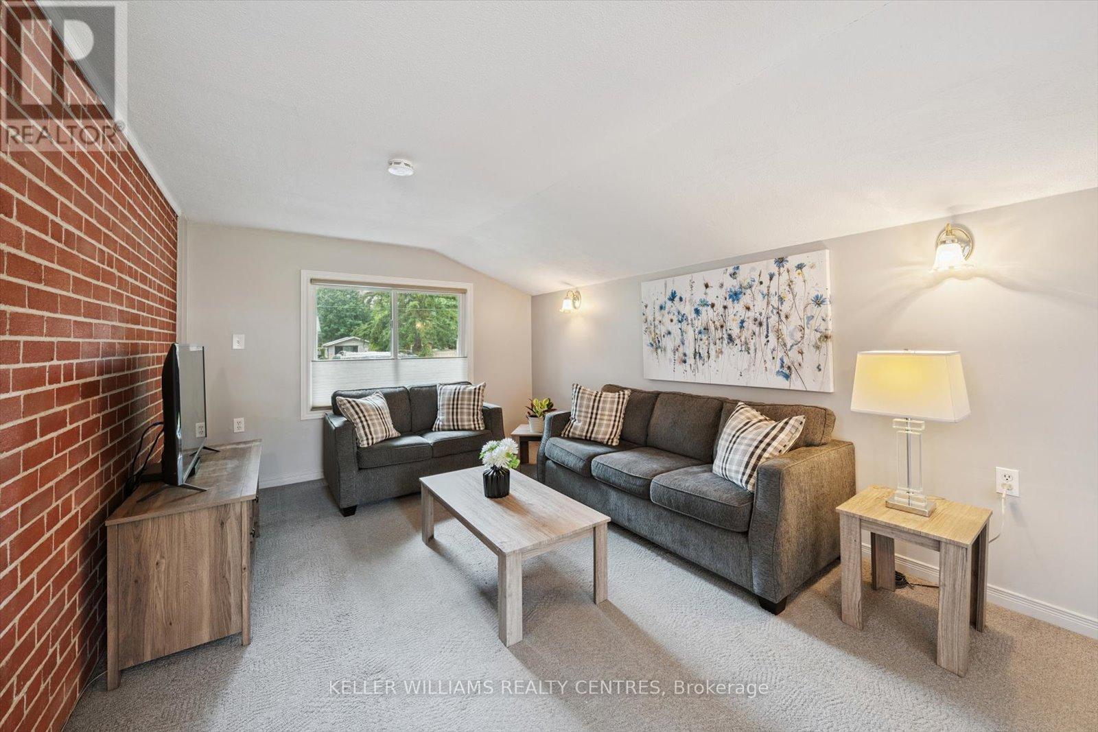 Photo 27 of 29 Seaton Drive, Aurora ON
