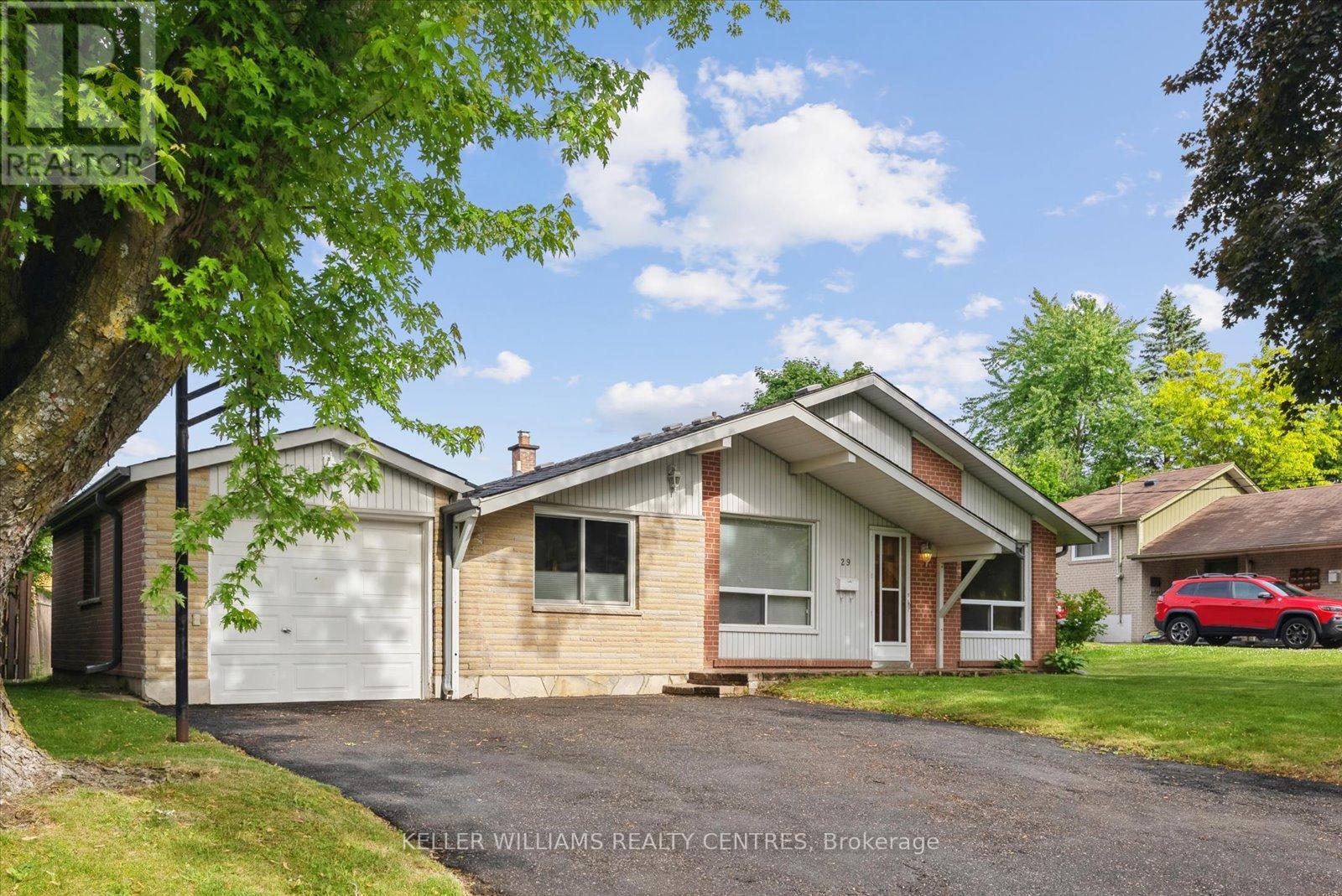 Photo 4 of 29 Seaton Drive, Aurora ON