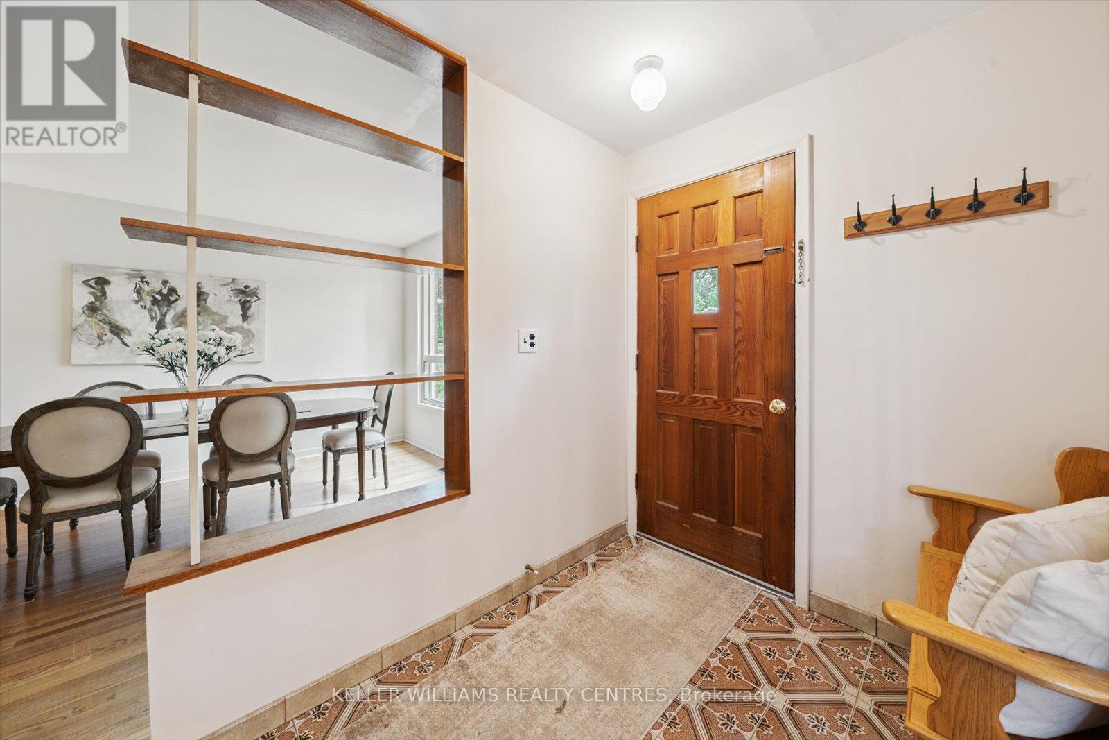 Photo 9 of 29 Seaton Drive, Aurora ON