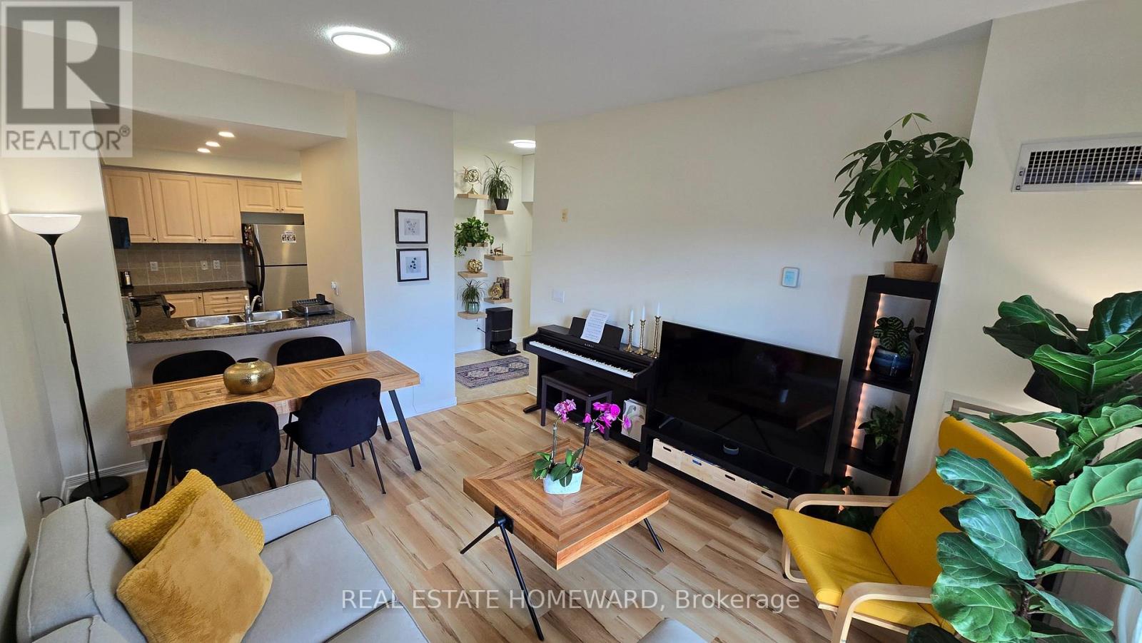 Photo 5 of 314 2 Maison Parc Court, Vaughan ON