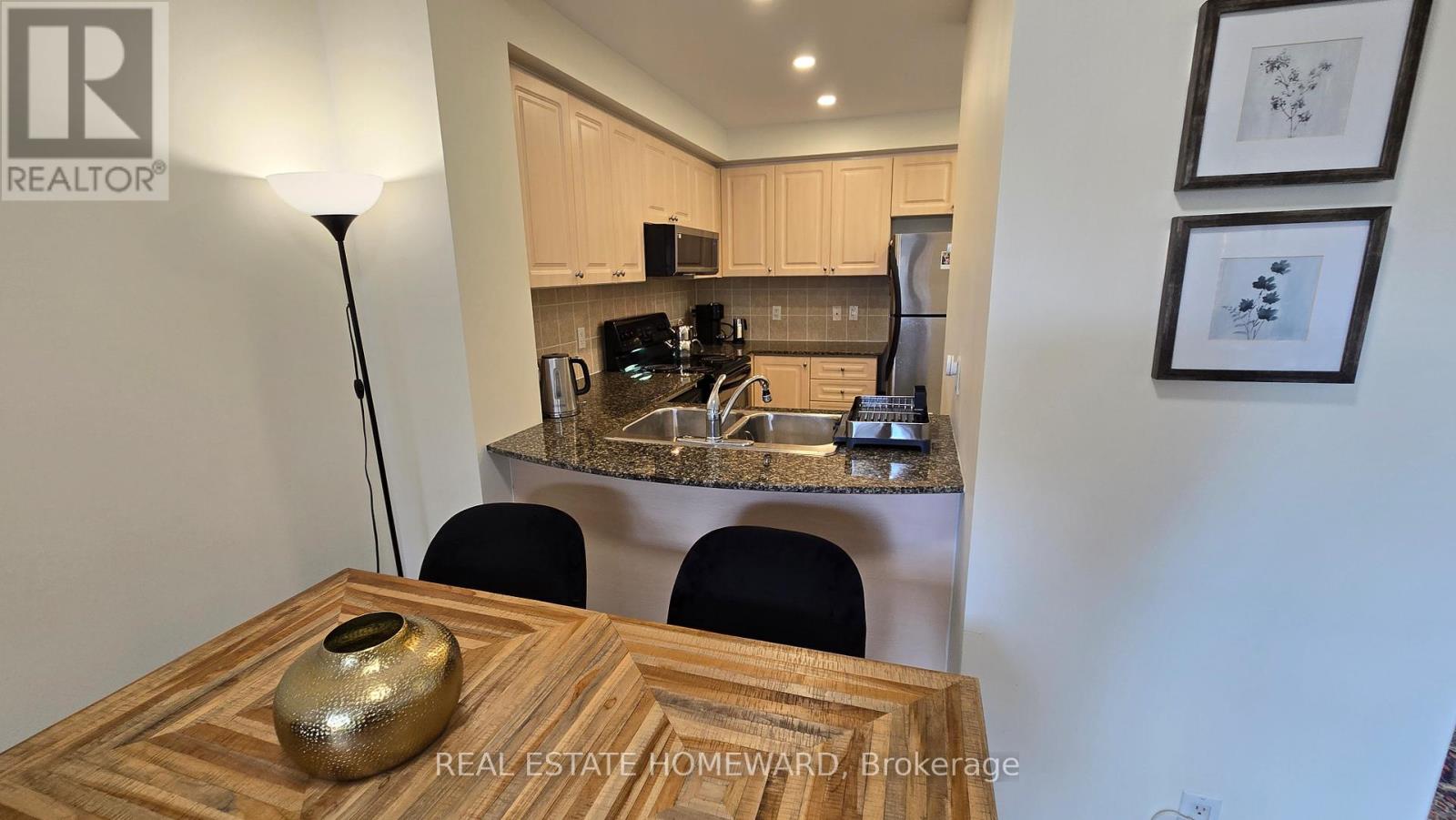 Photo 7 of 314 2 Maison Parc Court, Vaughan ON