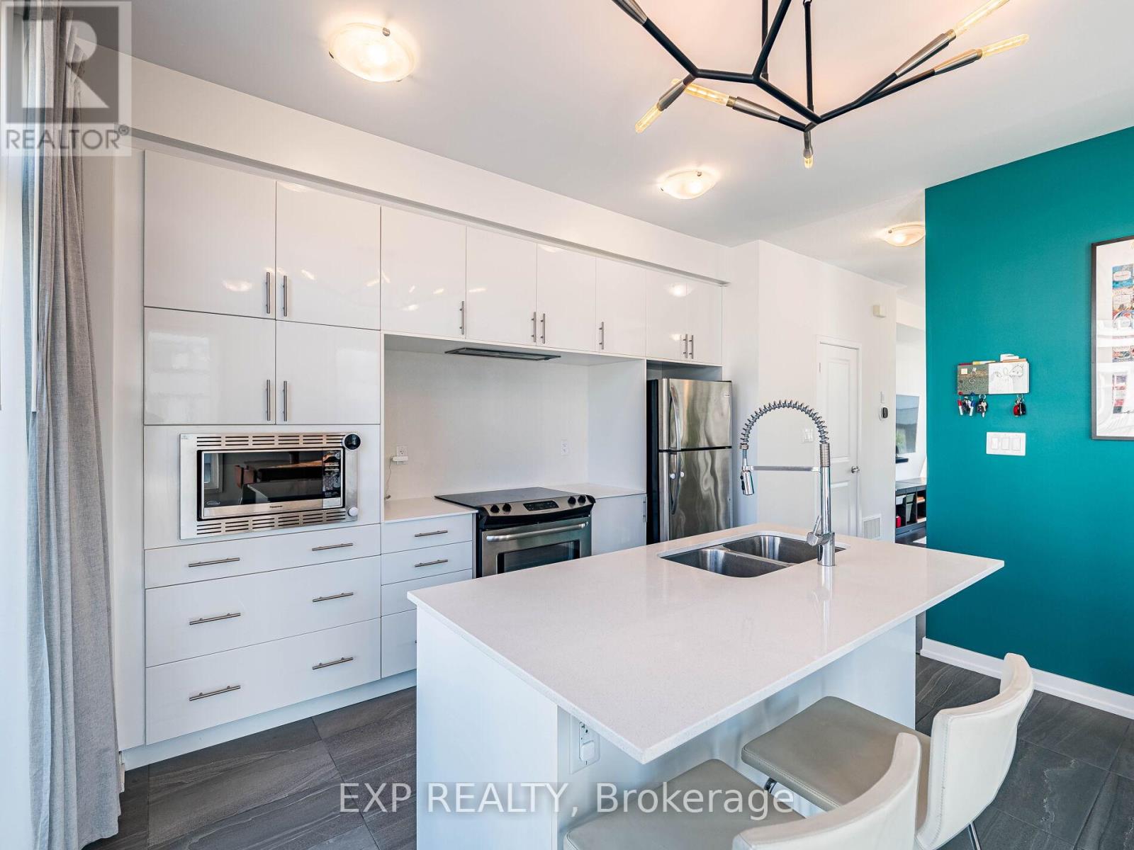 Photo 8 of 3128 Mintwood Circle, Oakville ON