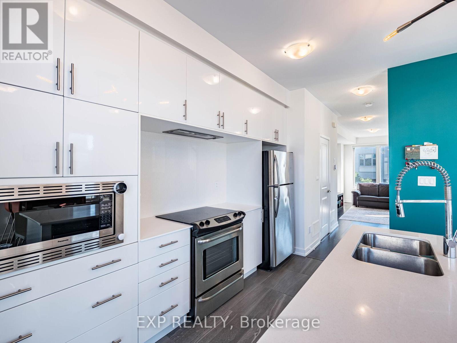 Photo 9 of 3128 Mintwood Circle, Oakville ON