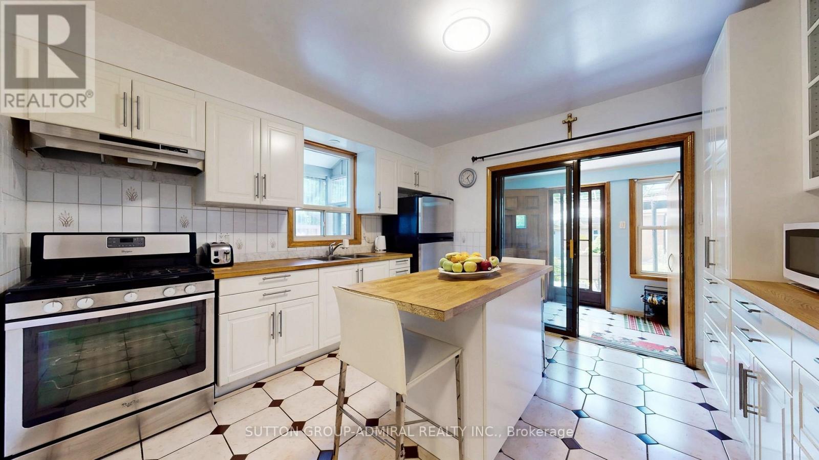 Photo 15 of 90 Westmoreland Avenue, Toronto ON