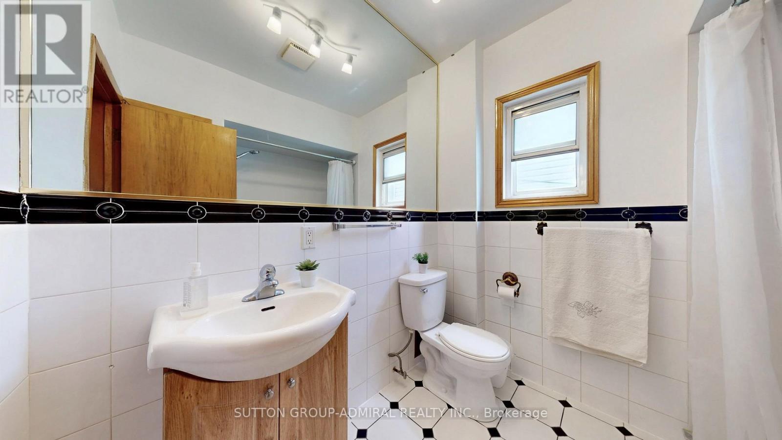Photo 32 of 90 Westmoreland Avenue, Toronto ON