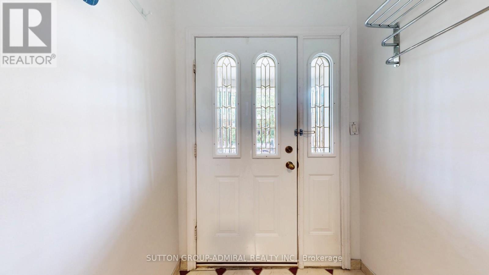 Photo 4 of 90 Westmoreland Avenue, Toronto ON