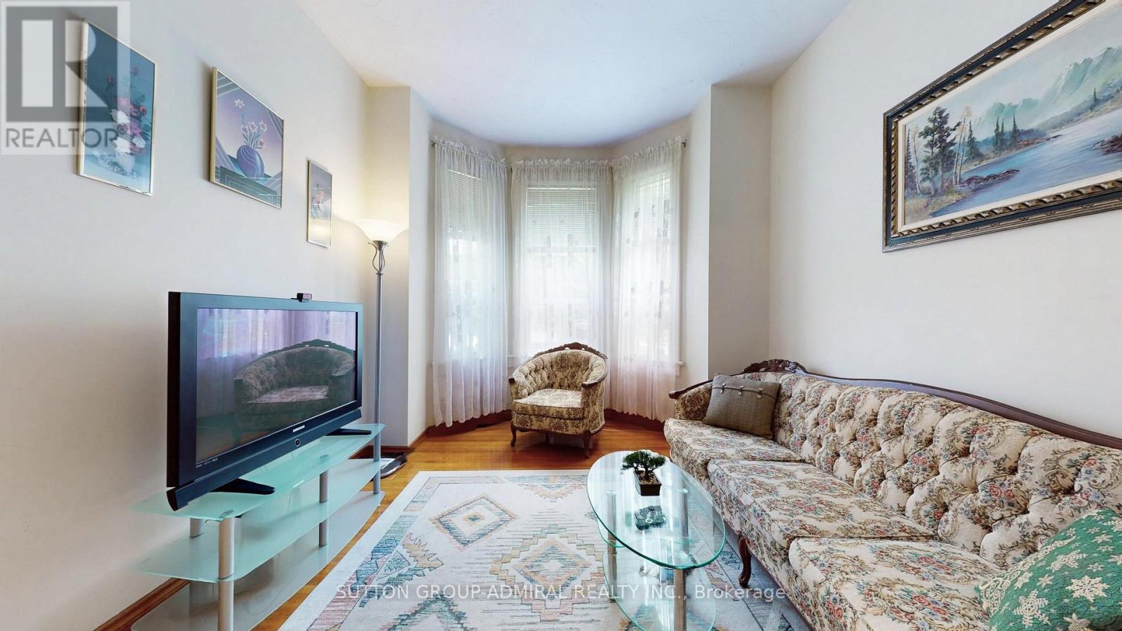 Photo 8 of 90 Westmoreland Avenue, Toronto ON