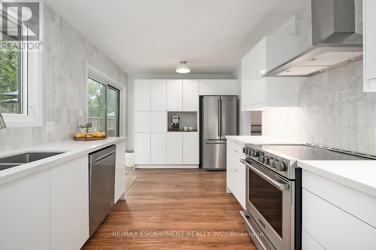 Photo 11 of 406 Oakwood Drive, Burlington ON