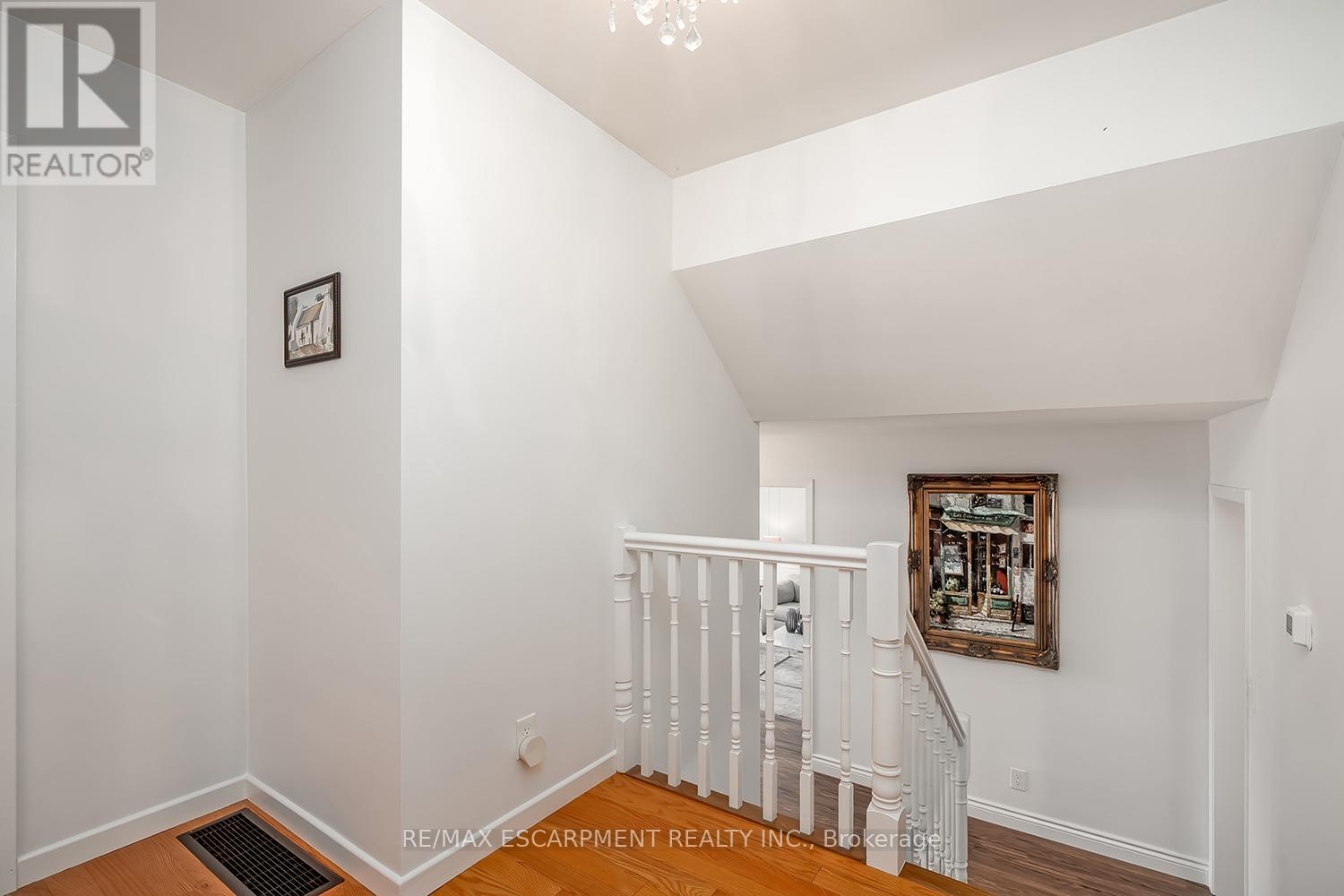 Photo 15 of 406 Oakwood Drive, Burlington ON
