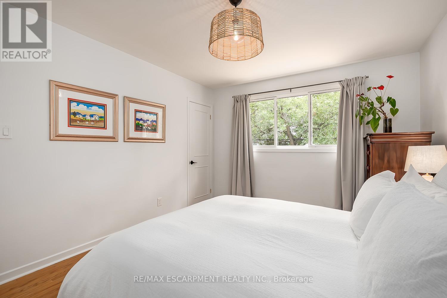 Photo 17 of 406 Oakwood Drive, Burlington ON
