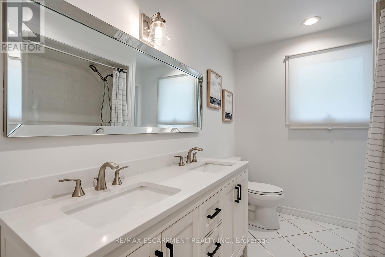 Photo 21 of 406 Oakwood Drive, Burlington ON