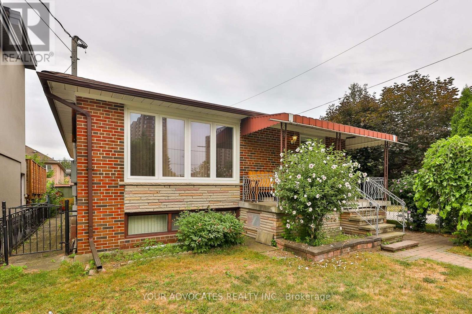 Photo 2 of 35 Beckett Avenue, Toronto ON