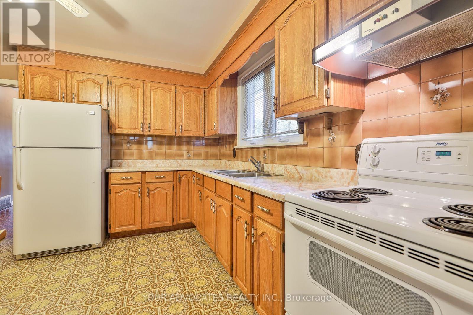 Photo 9 of 35 Beckett Avenue, Toronto ON