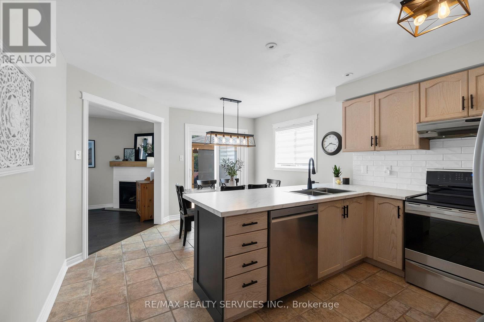 Photo 11 of 130 Porchlight Road, Brampton ON