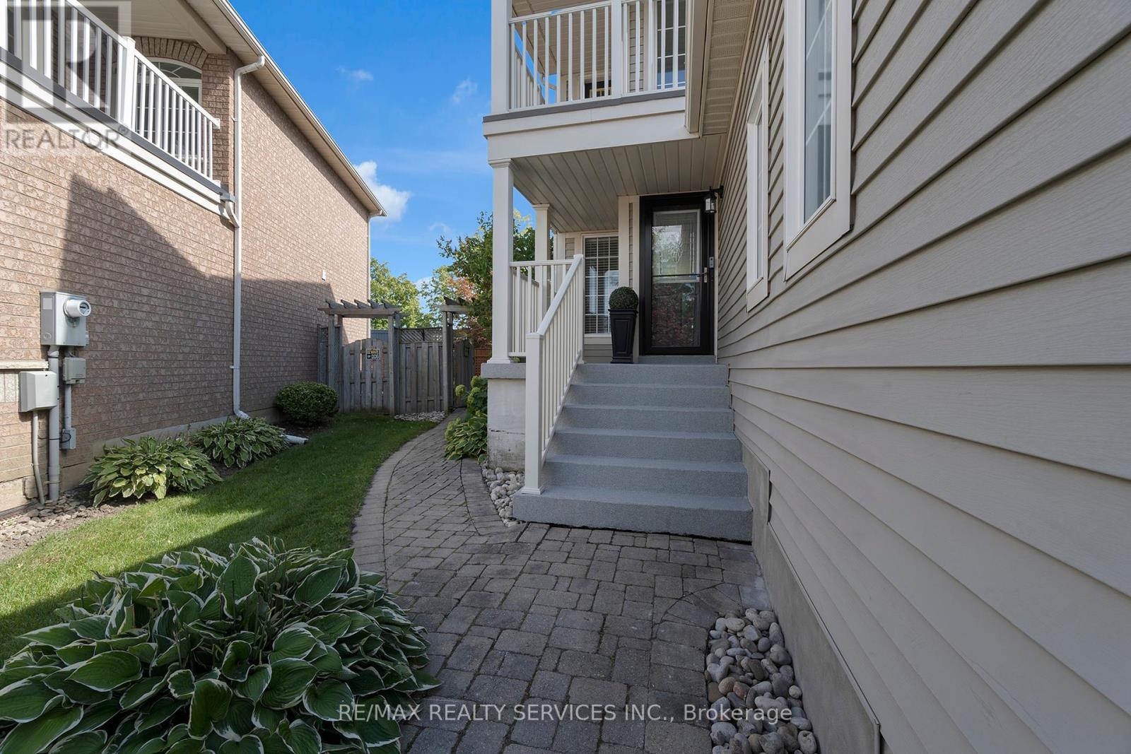 Photo 5 of 130 Porchlight Road, Brampton ON