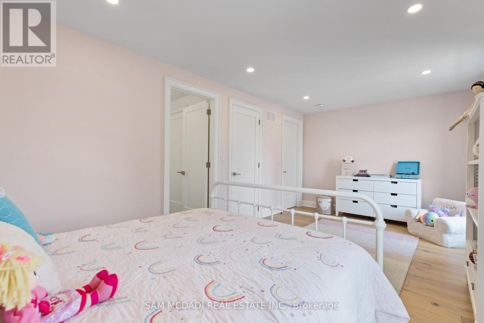 Photo 24 of 4 Iroquois Avenue, Mississauga ON