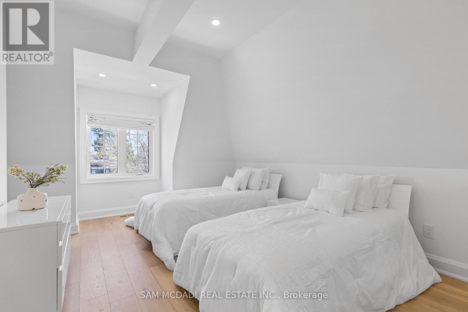 Photo 32 of 4 Iroquois Avenue, Mississauga ON