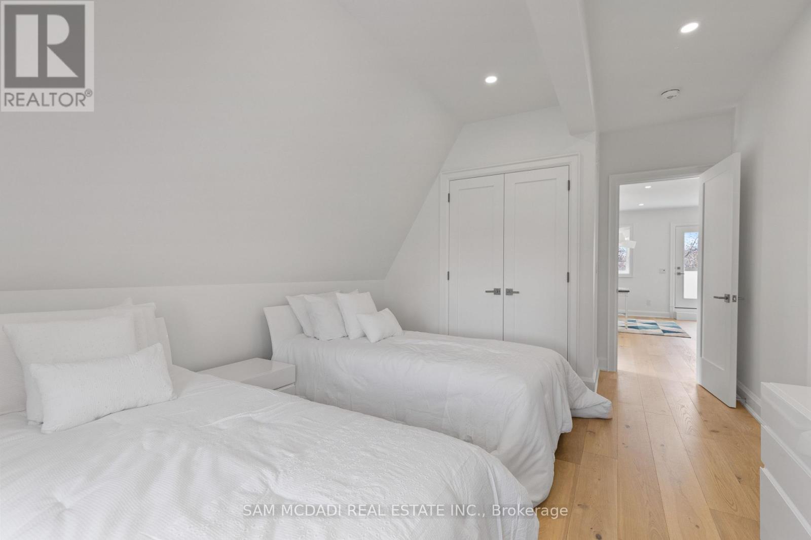 Photo 33 of 4 Iroquois Avenue, Mississauga ON