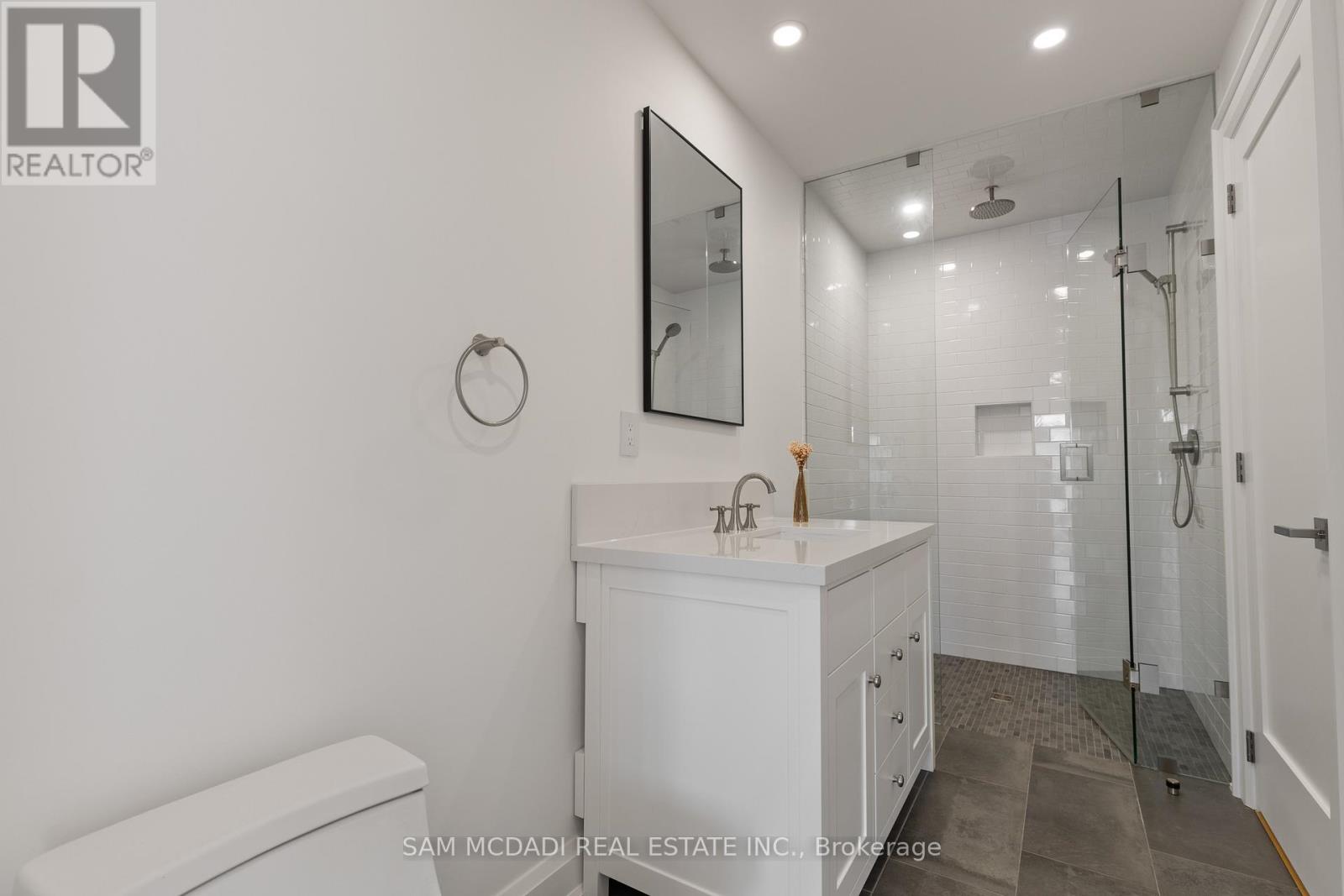 Photo 34 of 4 Iroquois Avenue, Mississauga ON