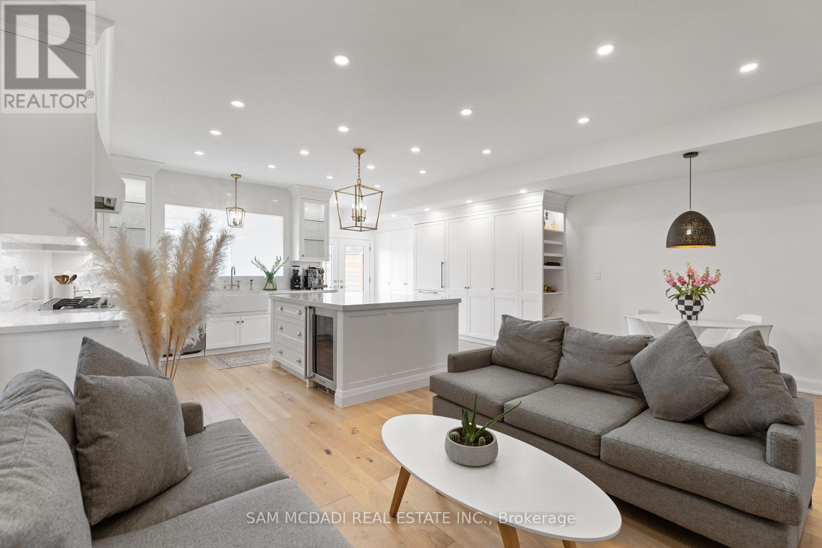 Photo 8 of 4 Iroquois Avenue, Mississauga ON