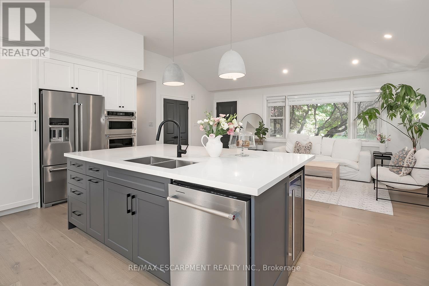 Photo 11 of 564 Maplehill Drive, Burlington ON