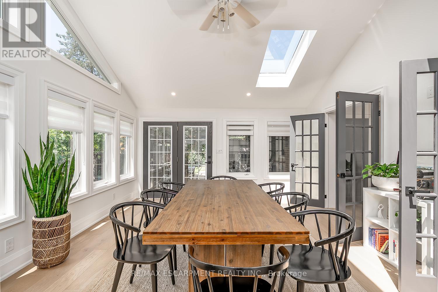 Photo 13 of 564 Maplehill Drive, Burlington ON
