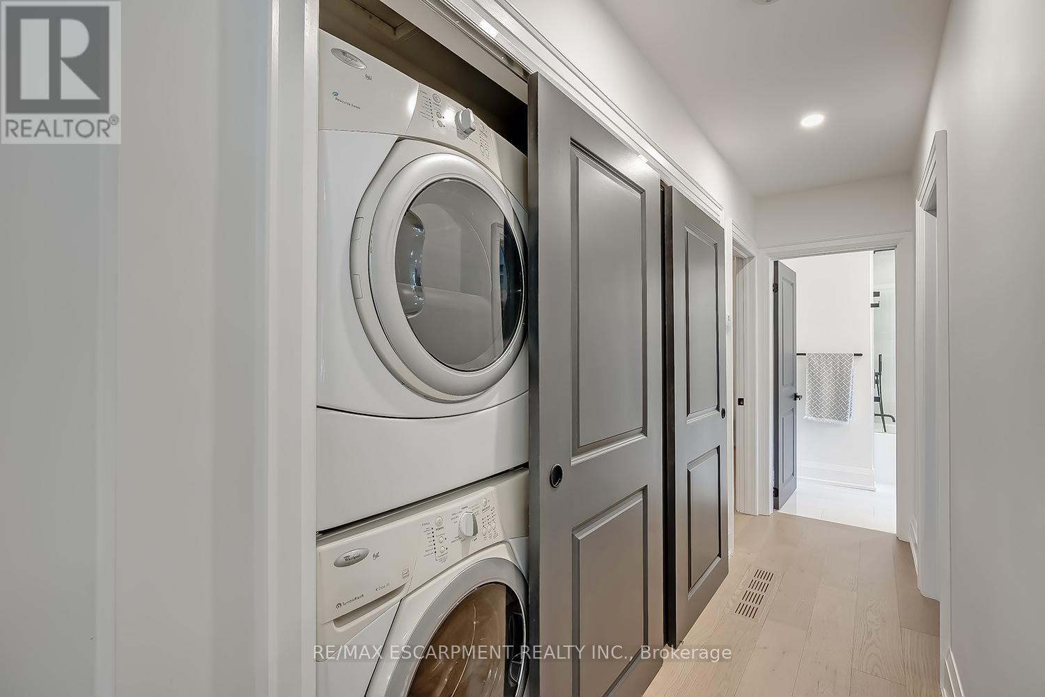 Photo 15 of 564 Maplehill Drive, Burlington ON