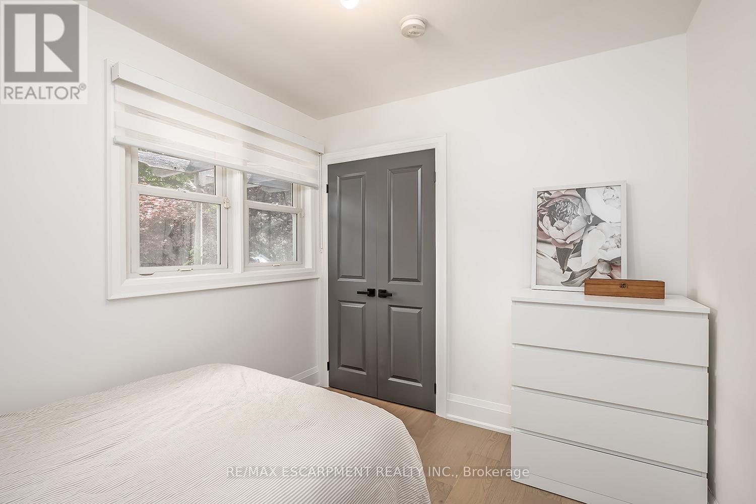 Photo 21 of 564 Maplehill Drive, Burlington ON