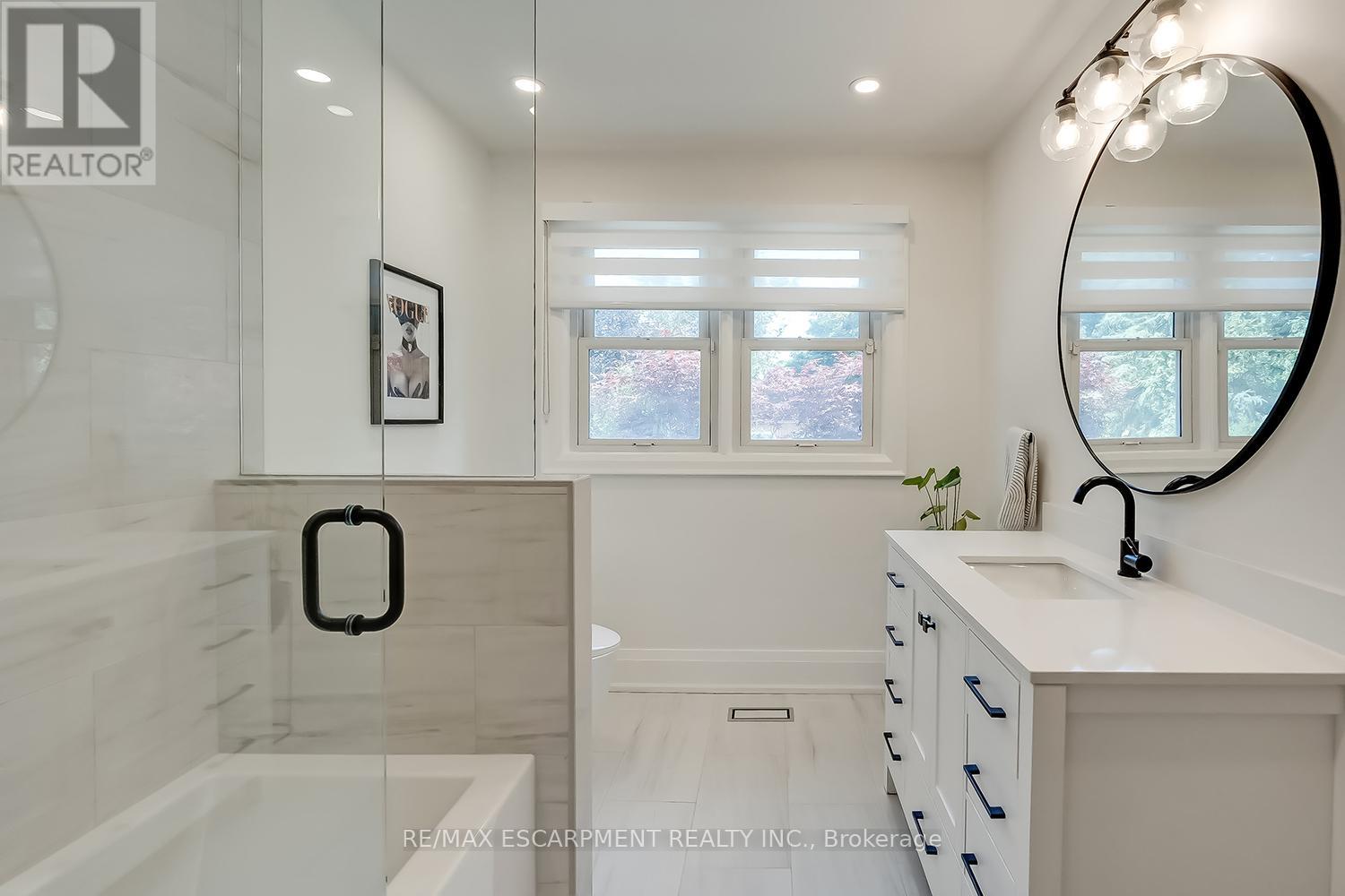 Photo 22 of 564 Maplehill Drive, Burlington ON