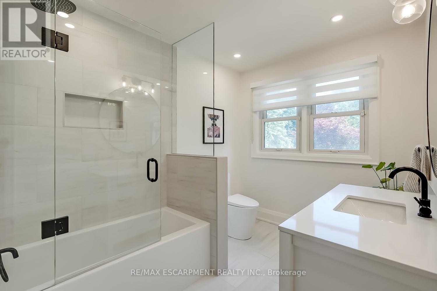 Photo 23 of 564 Maplehill Drive, Burlington ON