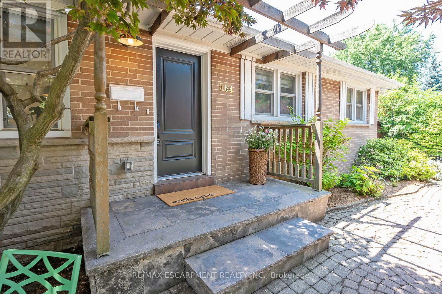 Photo 3 of 564 Maplehill Drive, Burlington ON