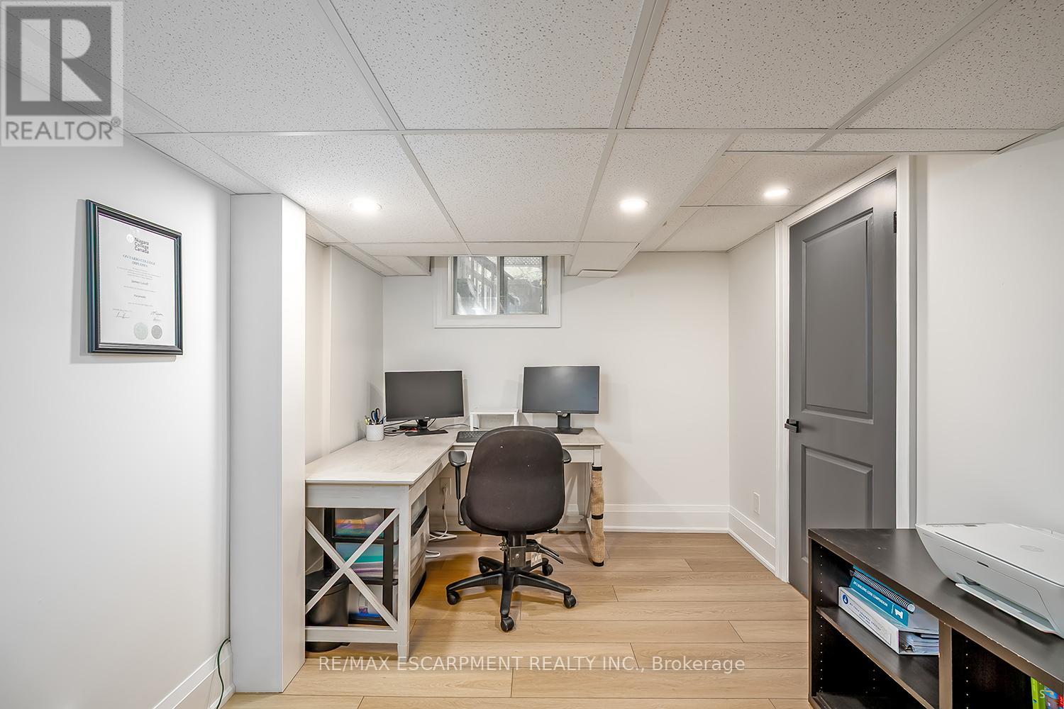 Photo 31 of 564 Maplehill Drive, Burlington ON