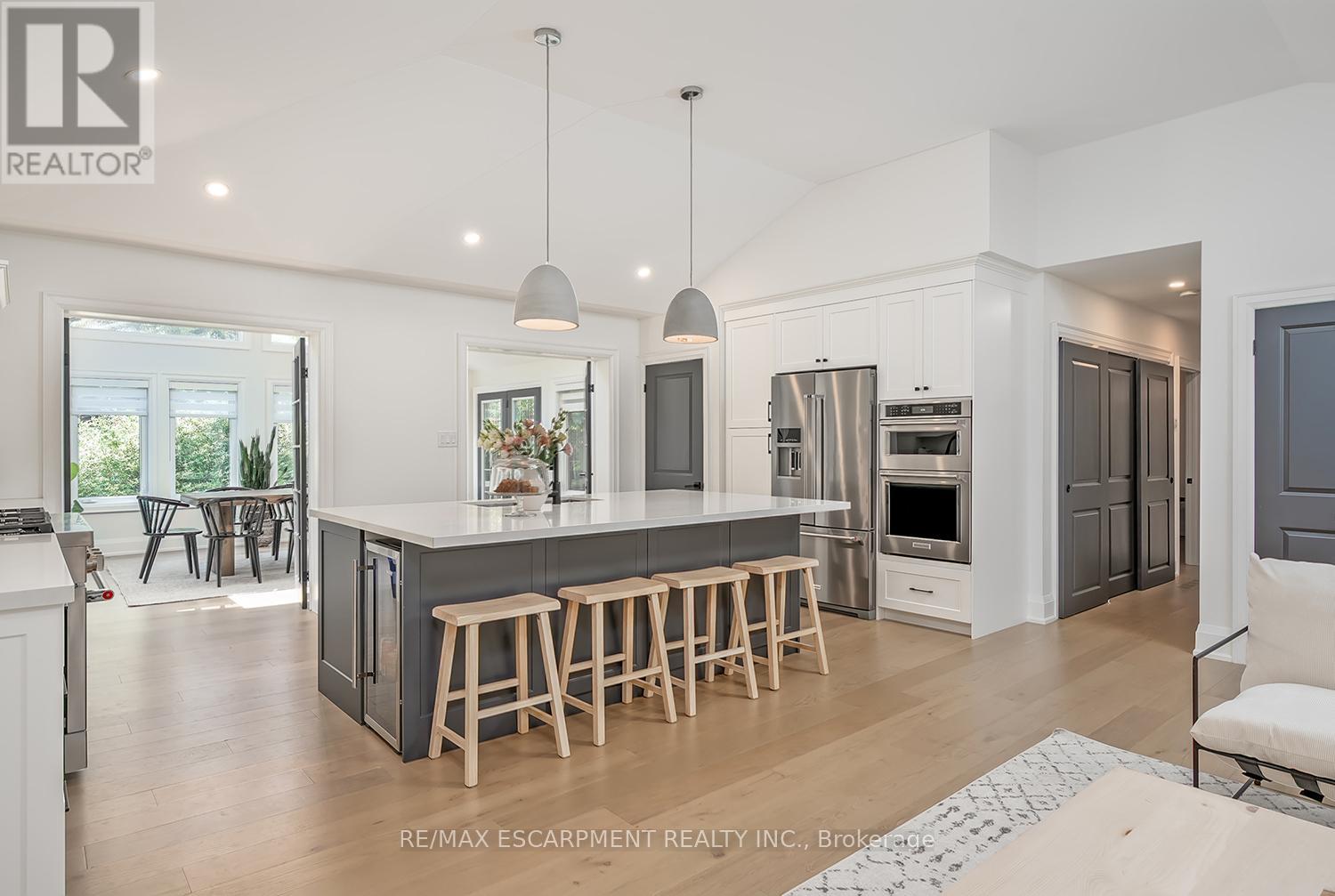 Photo 8 of 564 Maplehill Drive, Burlington ON