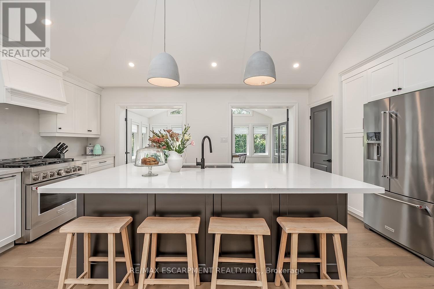 Photo 9 of 564 Maplehill Drive, Burlington ON