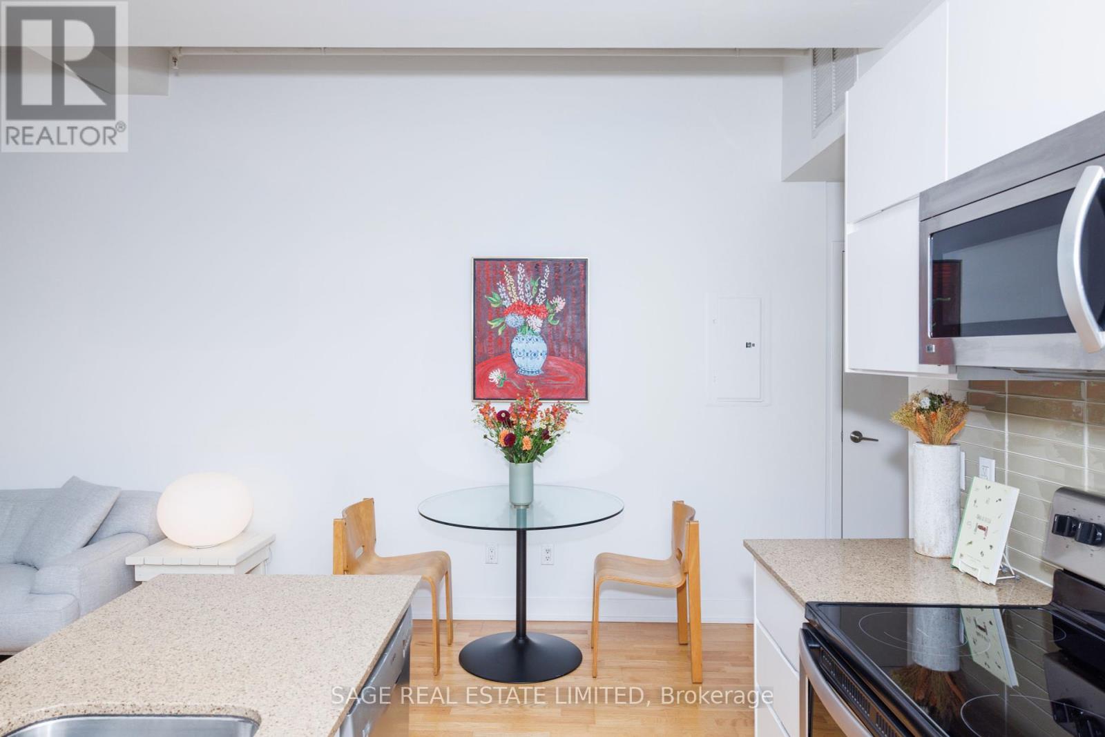 Photo 13 of 103 152 Annette Street, Toronto ON