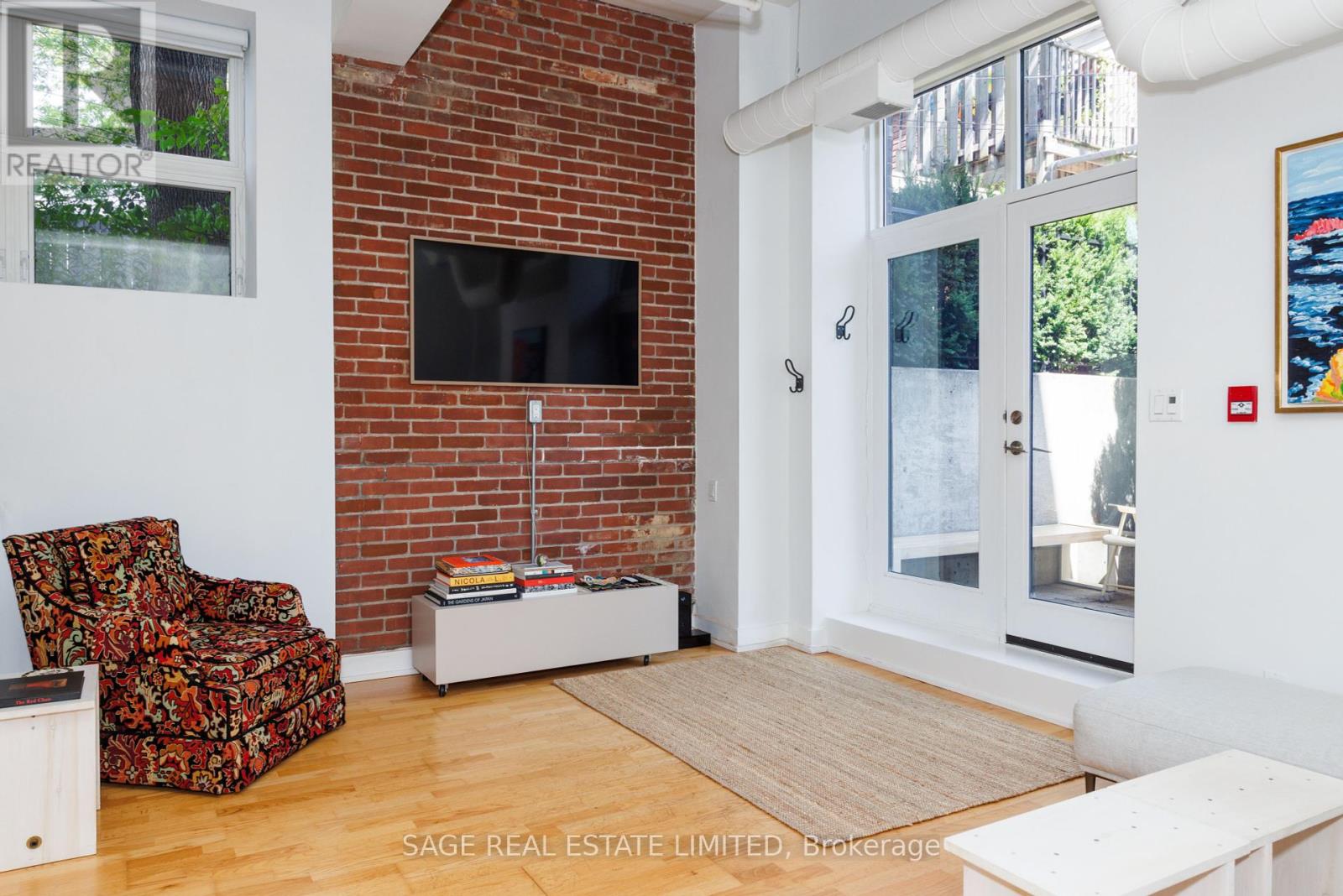 Photo 5 of 103 152 Annette Street, Toronto ON