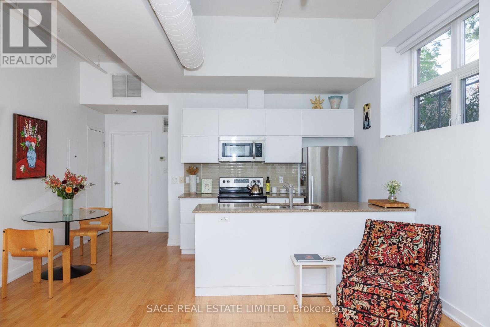 Photo 6 of 103 152 Annette Street, Toronto ON