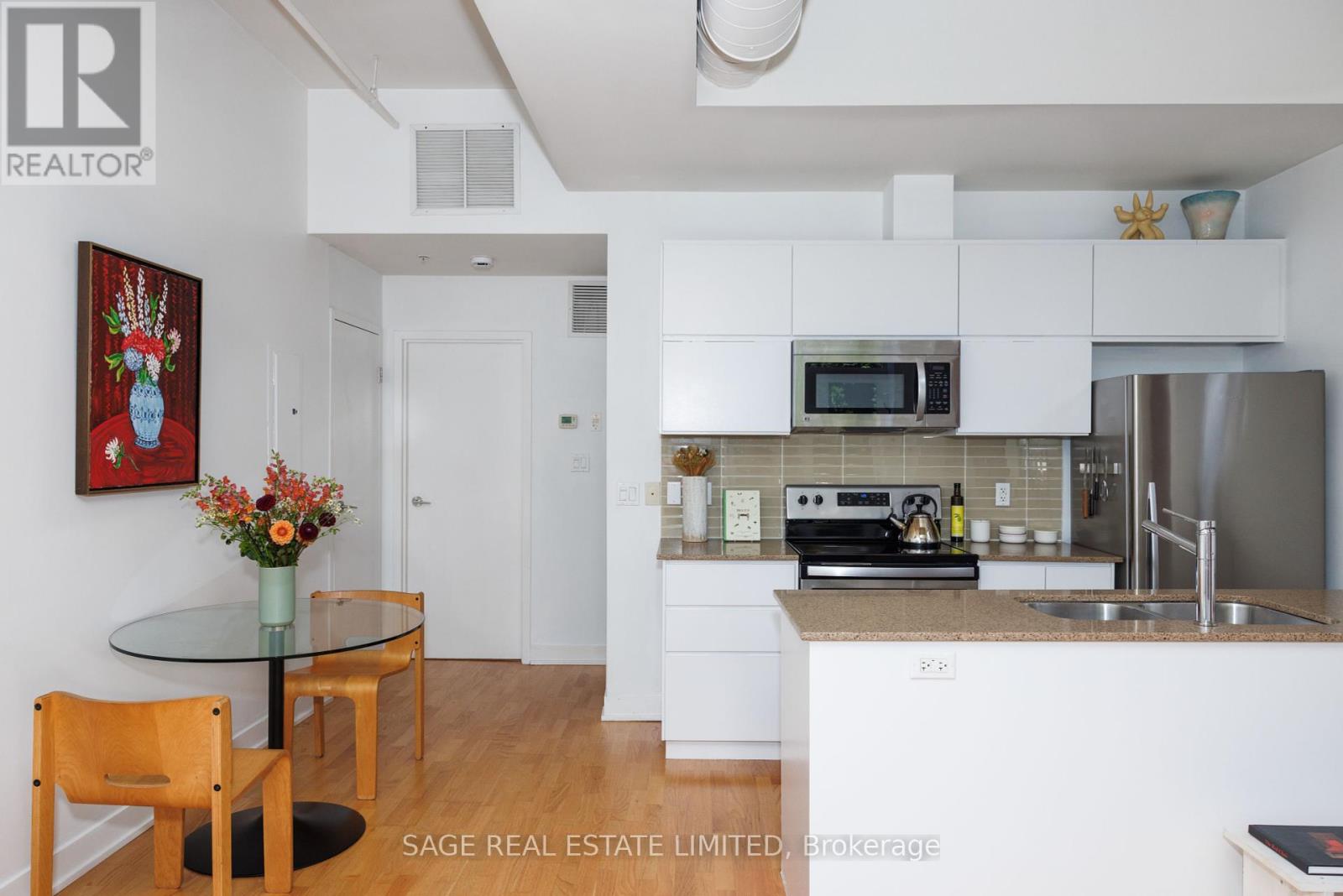 Photo 7 of 103 152 Annette Street, Toronto ON