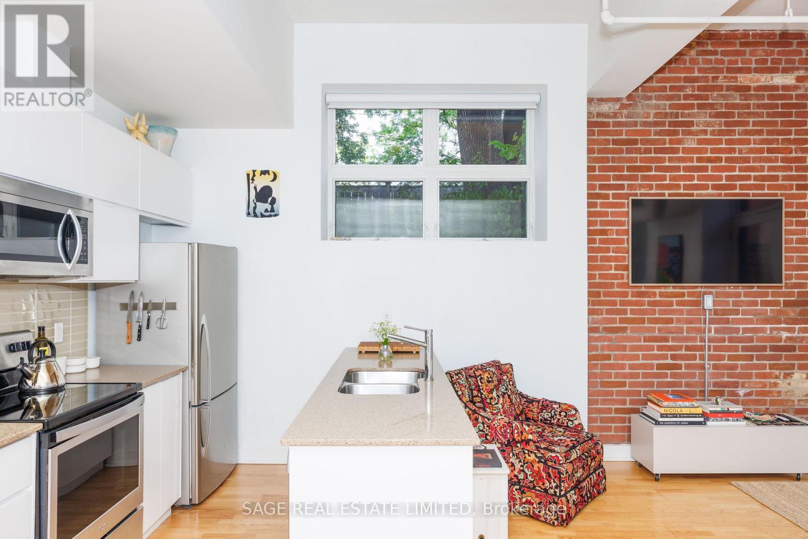 Photo 8 of 103 152 Annette Street, Toronto ON