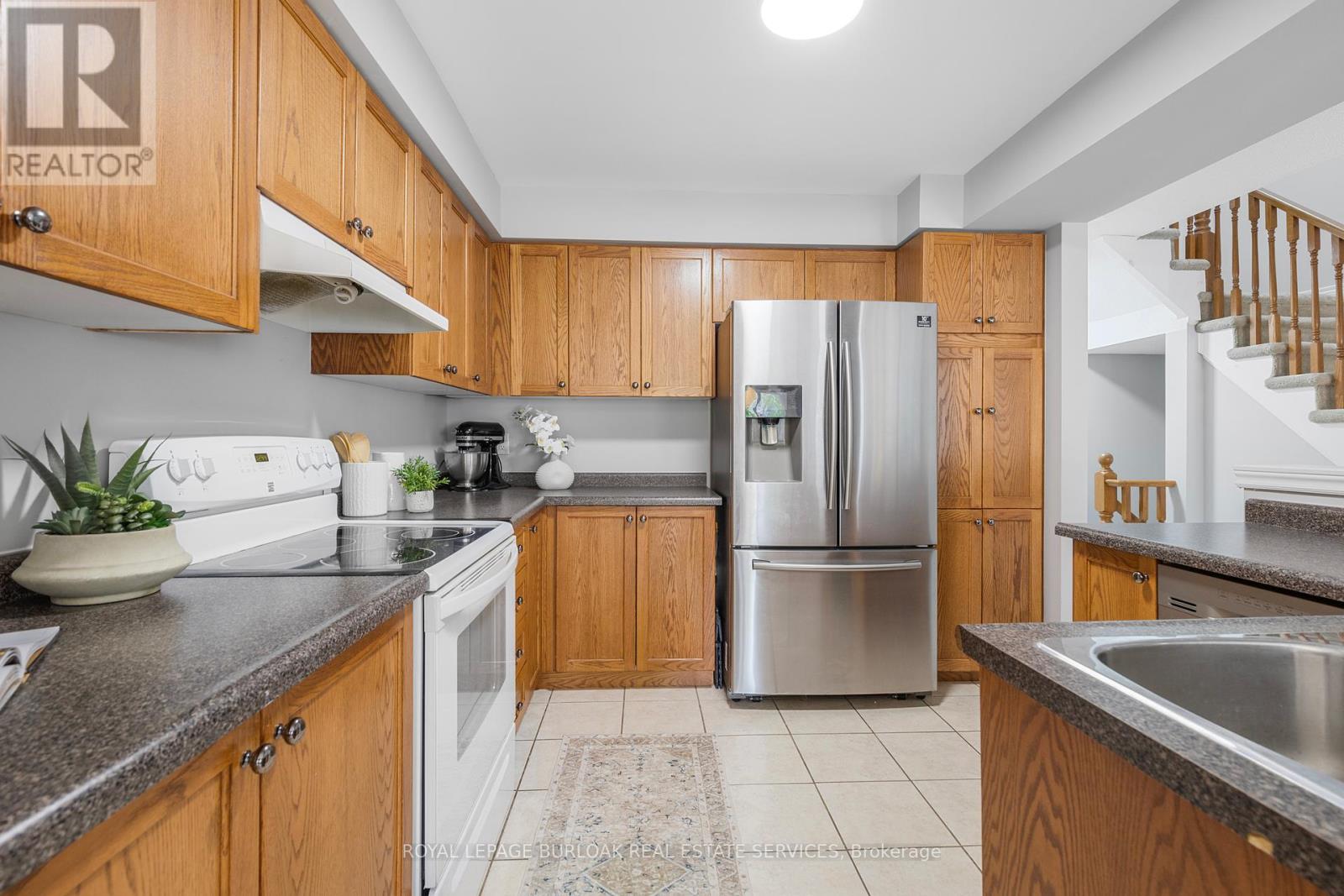 Photo 10 of 32 130 Robert Street, Milton ON