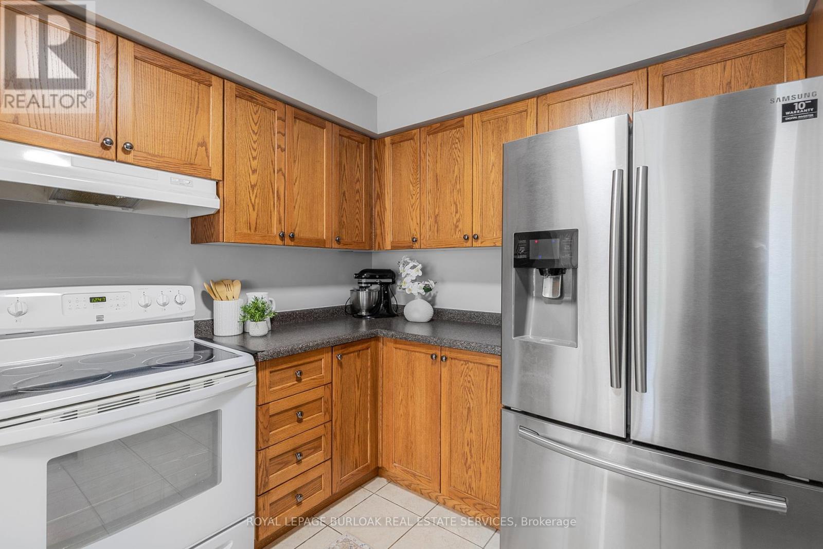 Photo 12 of 32 130 Robert Street, Milton ON