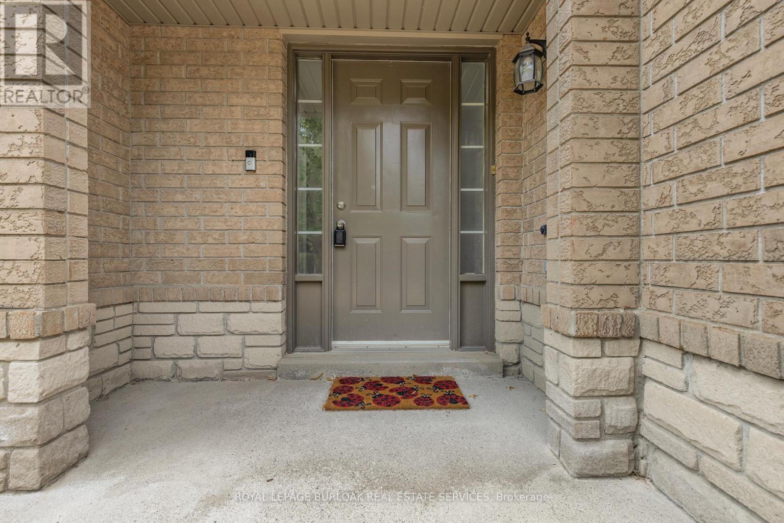Photo 2 of 32 130 Robert Street, Milton ON